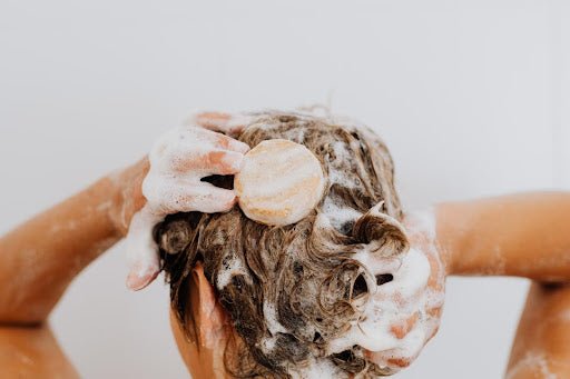 Nos conseils pour choisir les shampoings et après-shampoings adaptés à vos cheveux - The Eco Shop